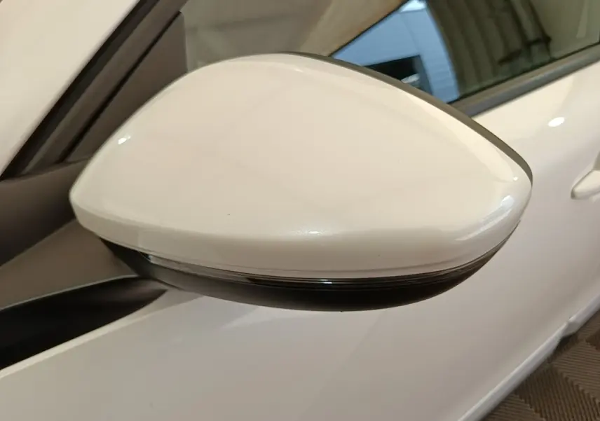 Rétroviseur droit blanc de la Peugeot 2008 2021, vue rapprochée sur la carrosserie blanche brillante.