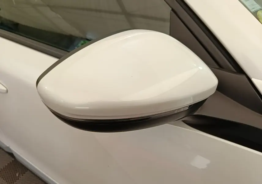 Rétroviseur droit blanc du Peugeot 2008 1.5 BlueHDi 130 S&S EAT8 Allure Business 2021, vue rapprochée côté extérieur.