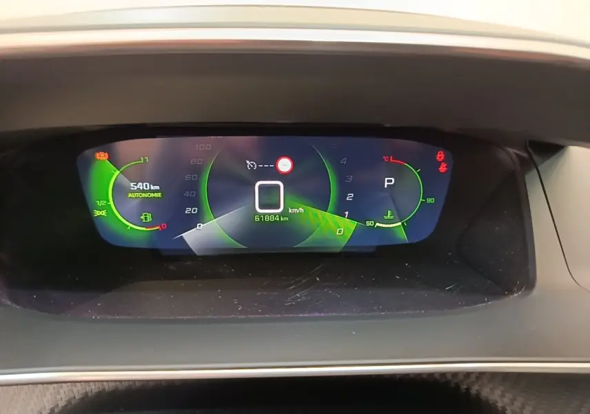 Affichage numérique du tableau de bord du Peugeot 2008 1.5 BlueHDi, montrant l'autonomie et la vitesse à l'arrêt.