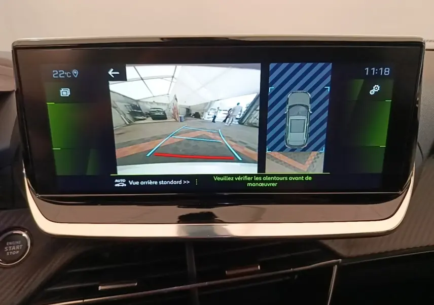 Écran tactile intérieur du Peugeot 2008 blanc montrant la caméra de recul et l'aide au stationnement en vue arrière.