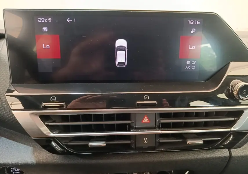 Écran tactile central de la Citroën C4 gris clair 2021 affichant la climatisation et la vue du véhicule en stationnement.