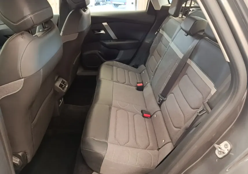 Vue côté droit de la banquette arrière grise en tissu et cuir dans une Citroën C4 PureTech 130 2021.