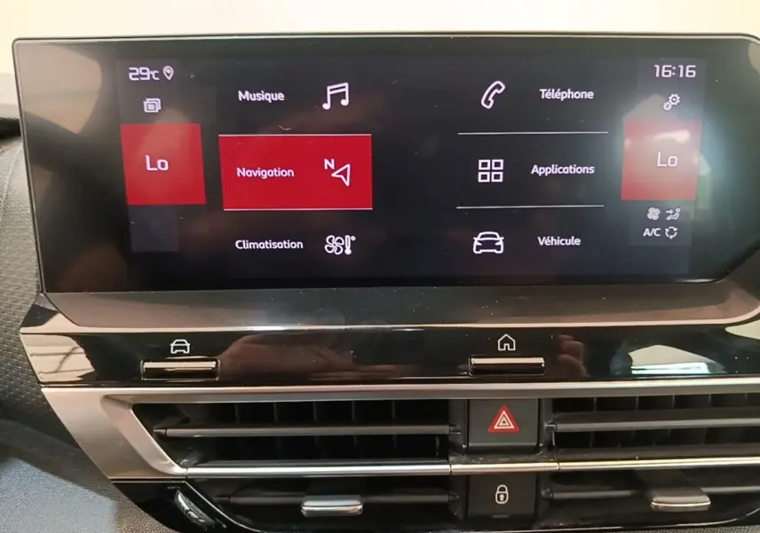 Écran tactile central de la Citroën C4 gris clair, affichant le menu navigation et climatisation, vue frontale rapprochée.