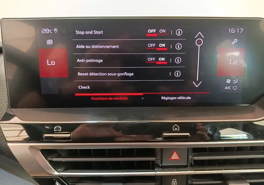 Écran tactile central de la Citroën C4 gris clair affichant les réglages d’aide à la conduite.