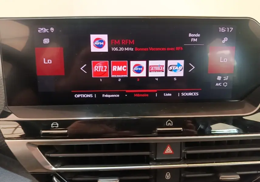 Écran tactile central de la Citroën C4 gris clair affichant la radio FM avec plusieurs stations en mémoire.