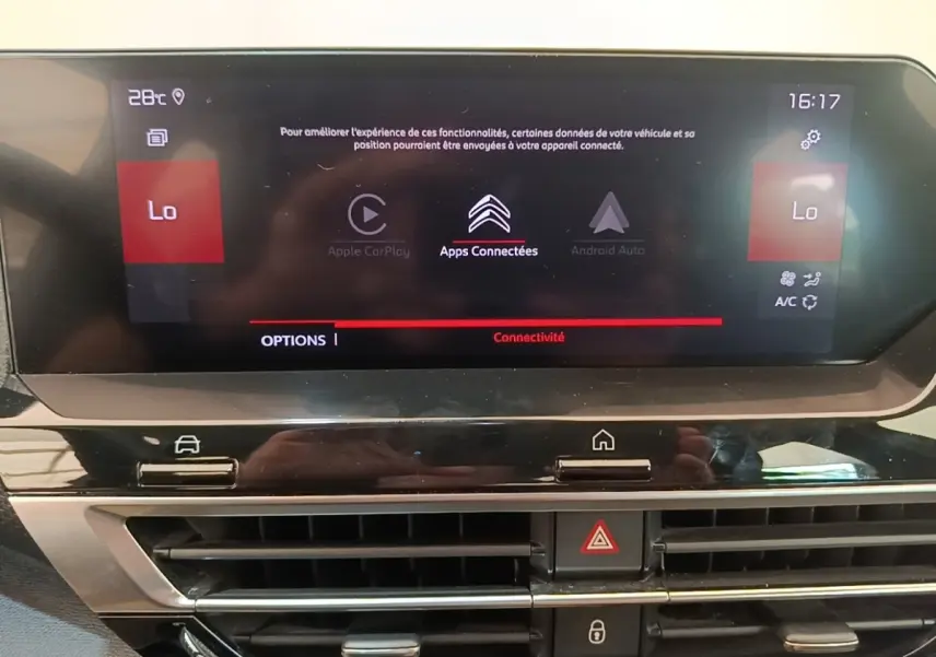 Écran tactile central de la Citroën C4 gris clair, affichant les options Apple CarPlay et Android Auto.