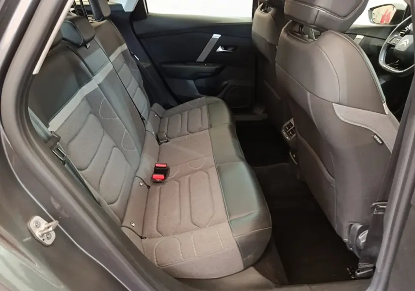 Vue intérieure côté gauche sur la banquette arrière grise et noire d'une Citroën C4 2021 avec sièges 3 places et détails cuir.