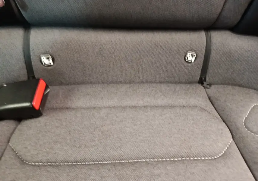 Gros plan sur la banquette arrière grise de la Citroën C4 avec ceinture de sécurité et fixations Isofix visibles.