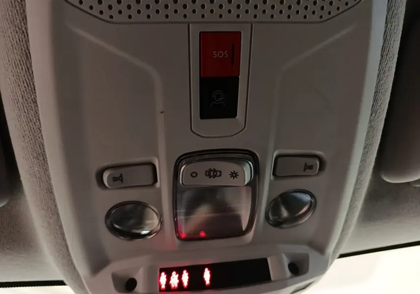 Vue en gros plan du plafonnier gris clair de la Citroën C4 2021 avec boutons SOS et éclairages intégrés.