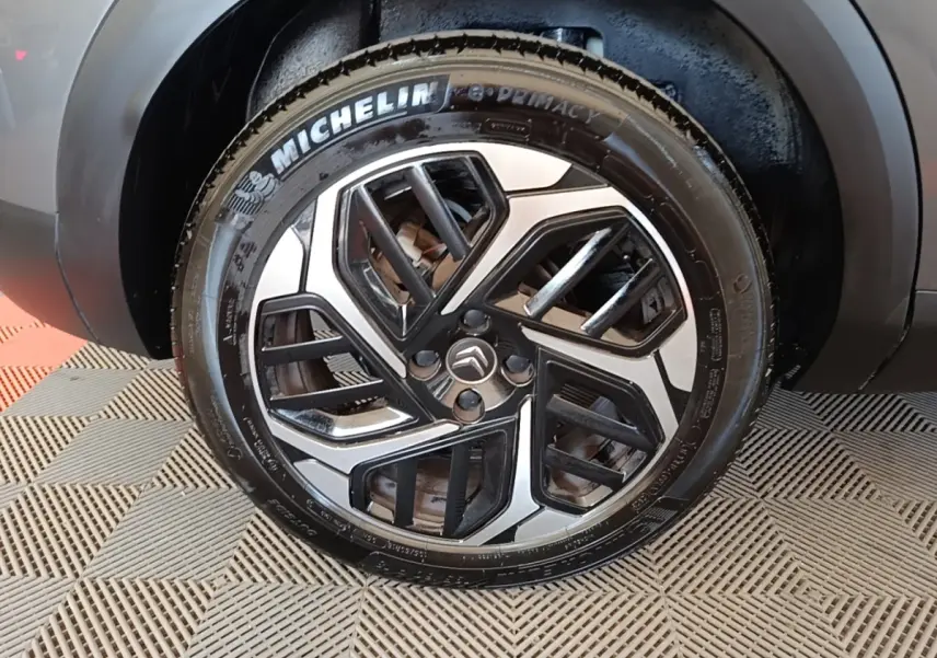 Gros plan sur la roue avant droite d’une Citroën C4 gris clair avec jante alliage et pneu Michelin.