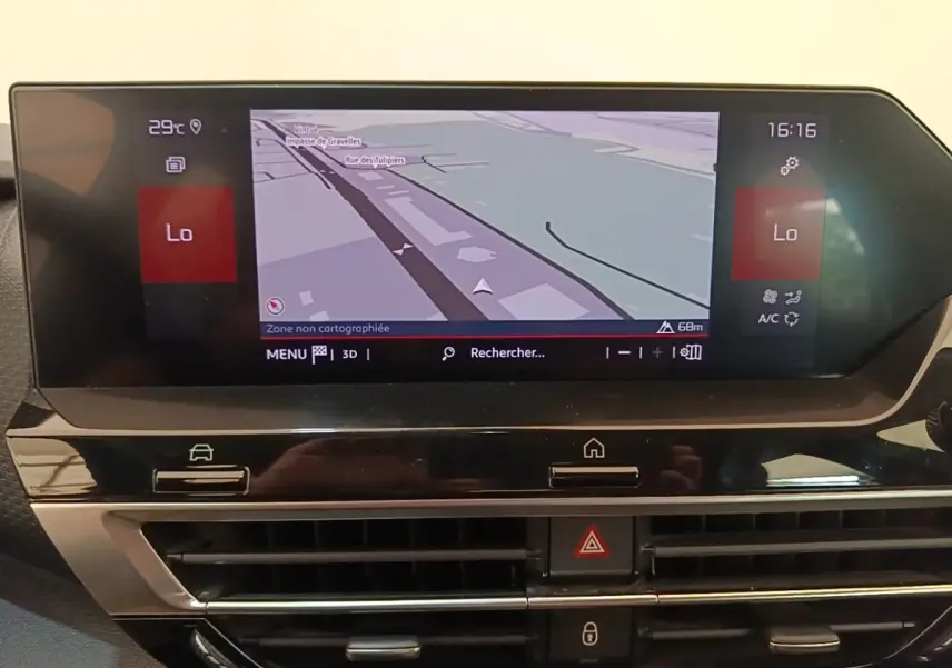 Écran tactile central affichant la navigation 3D dans l’habitacle d’une Citroën C4 gris clair, version Feel Pack 2021.