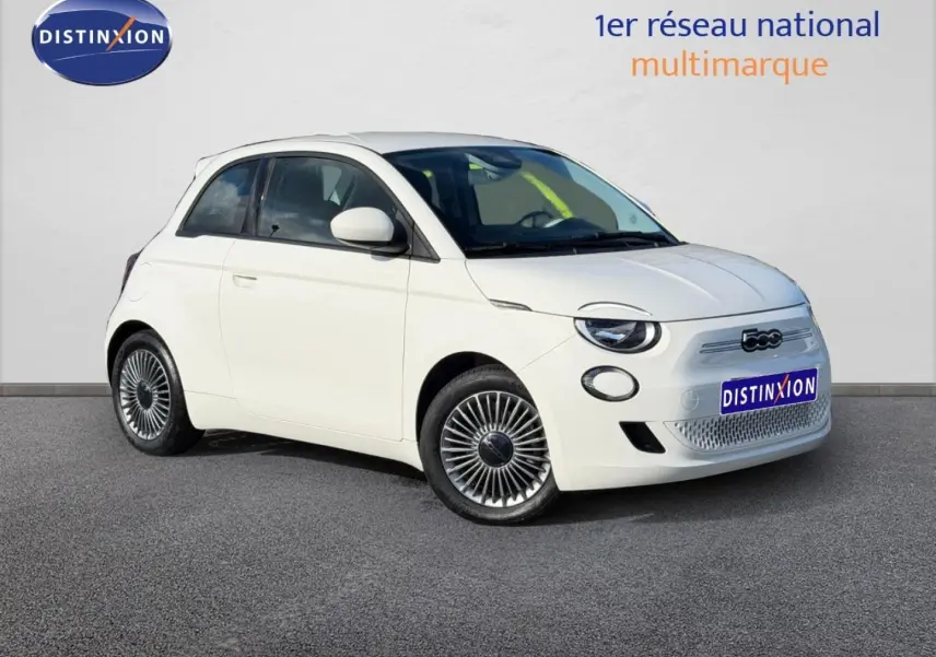 Fiat 500 e 118ch MY24 Ice White pastel vue 3/4 avant droit, avec jantes spécifiques et calandre électrique.