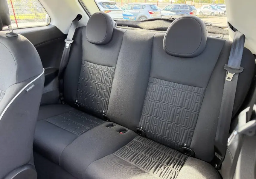 Banquette arrière noire avec monogramme Fiat en tissu dans une Fiat 500 e 118ch MY24 vue de côté droit intérieur.