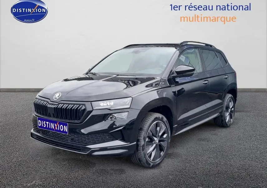 SUV Skoda Karoq noir en 3/4 avant droit, avec jantes alu et calandre noire distinctive sportline.