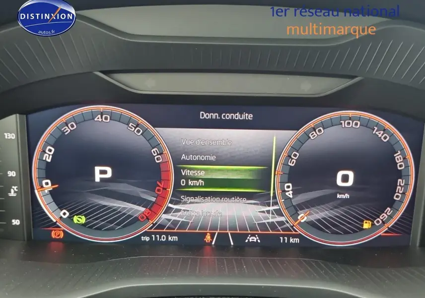 Affichage numérique du tableau de bord du Skoda Karoq 2025, montrant la vitesse à 0 km/h et le mode parking activé.