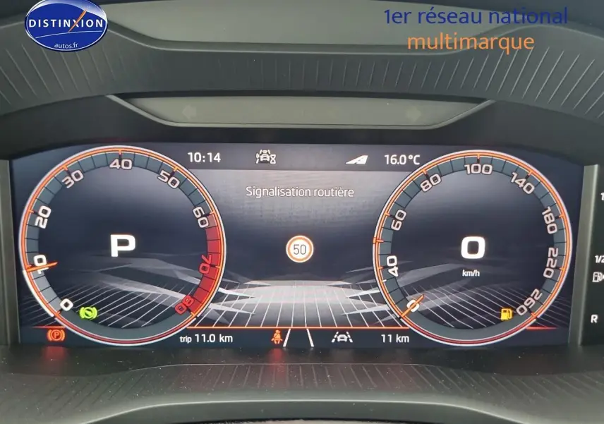 Tableau de bord numérique du Skoda Karoq noir 2025 affichant la vitesse, la température et la signalisation routière.