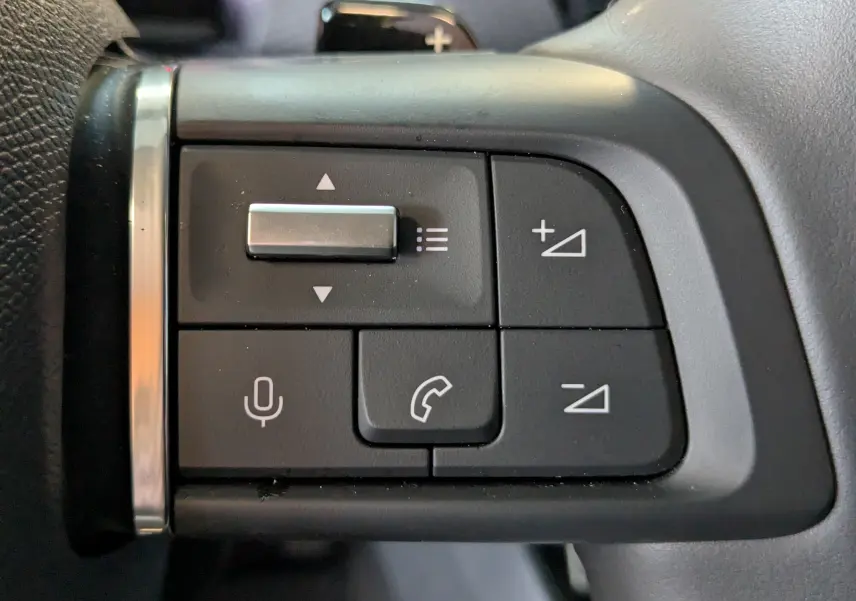 Gros plan sur les commandes vocales et téléphone au volant d'une Citroën C4 gris platinium 2024.