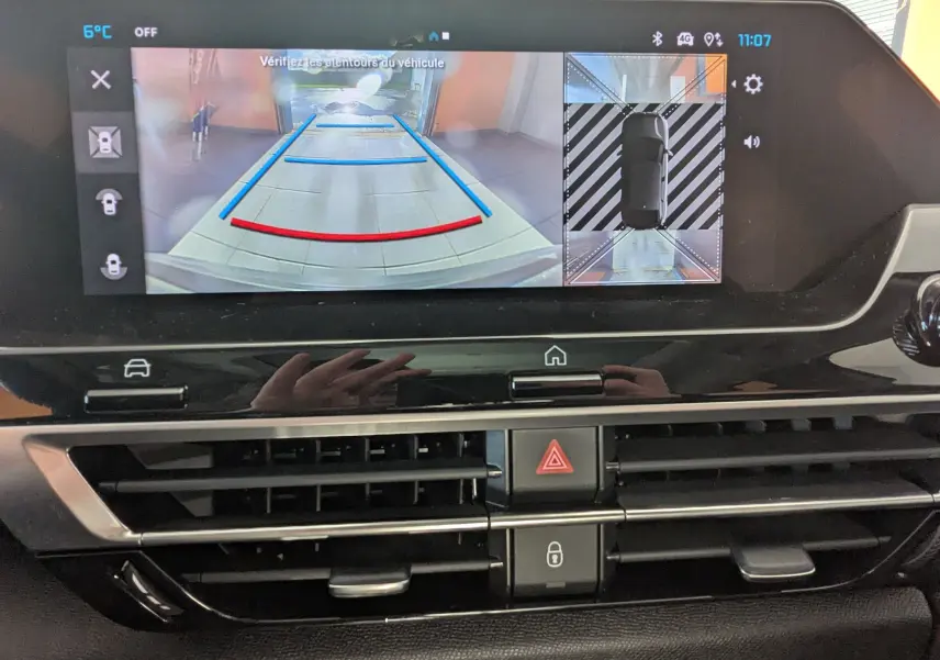 Écran tactile intérieur de la Citroën C4 2024 montrant la caméra 360° avec vue arrière et top-down en couleur.