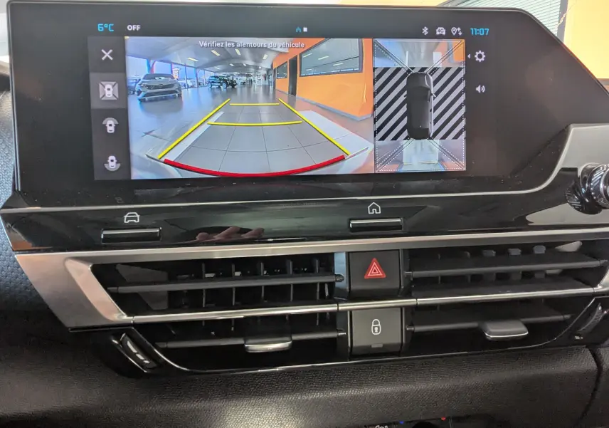 Écran tactile intérieur de la Citroën C4 2024 montrant la caméra 360 avec vue arrière et plan en survol.