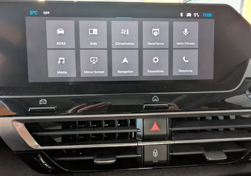 Écran tactile central affichant les options de navigation et climatisation dans l'habitacle gris noir de la Citroën C4 2024.