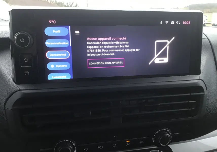 Écran tactile central du tableau de bord du Fiat Scudo Fourgon blanc, affichant le menu connectivité.
