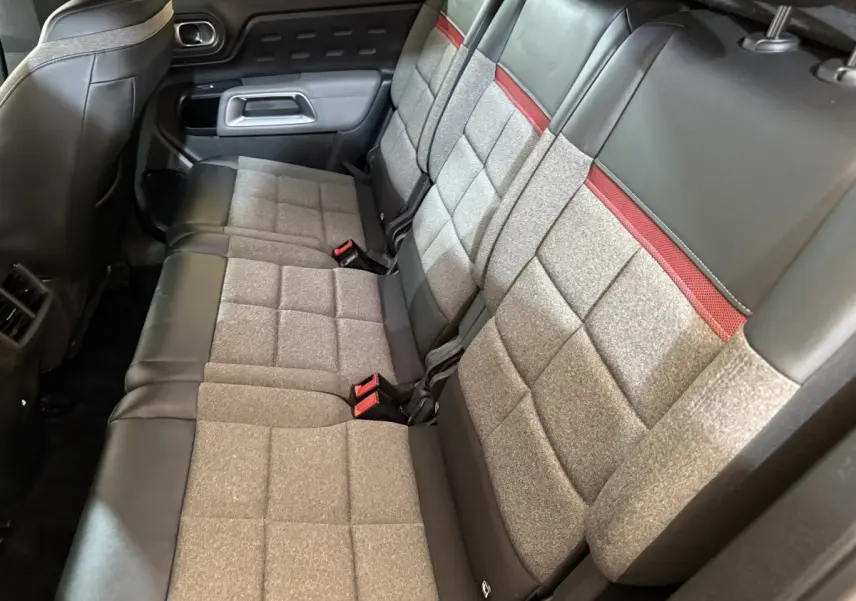 Vue intérieure des sièges arrière en tissu gris et cuir noir avec bande rouge du Citroën C5 Aircross Hybrid 225 ë-EAT8 Business.