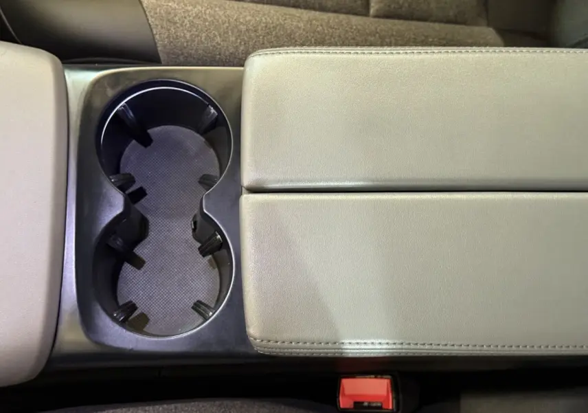 Gros plan sur la console centrale beige avec porte-gobelets du Citroën C5 Aircross Hybrid 225 ë-EAT8 Business.