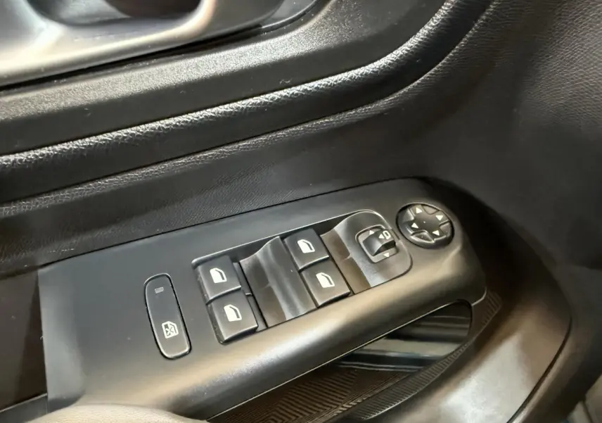 Gros plan sur les commandes de lève-vitres et réglage des rétroviseurs côté conducteur du Citroën C5 Aircross Hybrid bleu.