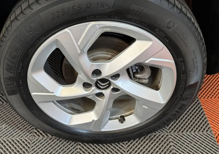 Gros plan sur la roue avant droite du Citroën C5 Aircross Hybrid 225 ë-EAT8 avec jante alliage et pneu Michelin.
