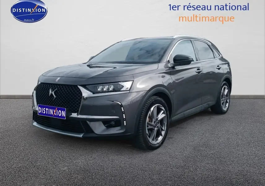 DS7 Crossback E-tense 4x4 gris platinium en 3/4 avant droit avec calandre distinctive DS et jantes 19 pouces.