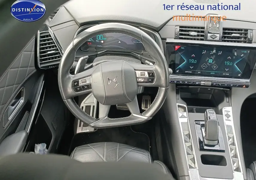 Vue intérieure centrée sur le volant cuir et la console tactile du DS7 Crossback E-tense 4x4 300 rivoli.