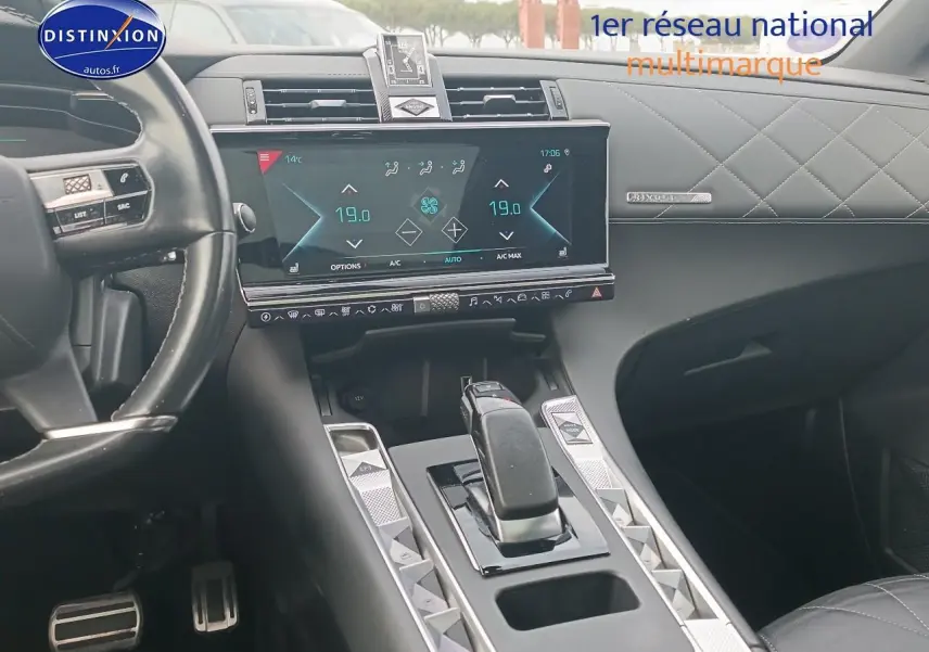Intérieur du DS7 Crossback E-tense 4x4 2022, vue centrale sur la console et tableau de bord cuir noir matelassé.