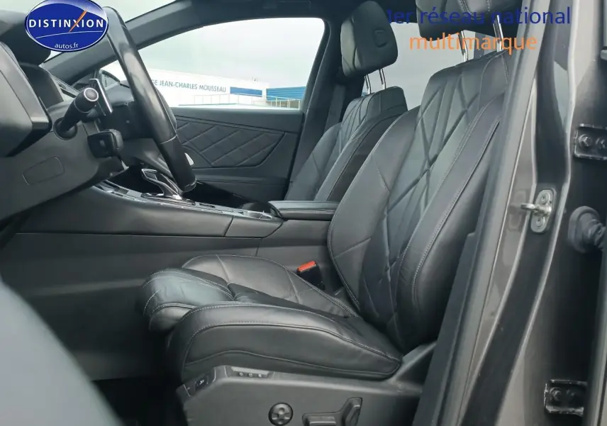 Vue intérieure côté conducteur du DS7 Crossback gris platinium, mettant en valeur les sièges cuir noirs et la console centrale.