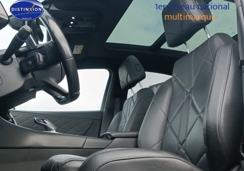 Vue intérieure côté conducteur du DS7 Crossback E-tense 4x4 300 rivoli, sièges cuir noirs et toit panoramique.