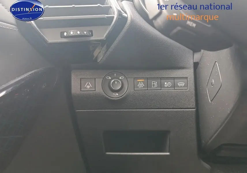 Gros plan sur les commandes latérales noires du tableau de bord du DS7 Crossback gris platinium, version E-tense 4x4 300 rivoli.