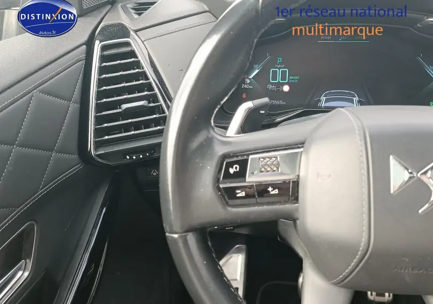 Vue rapprochée du volant cuir et tableau de bord numérique du DS7 Crossback E-tense gris platinium, côté gauche intérieur conducteur.