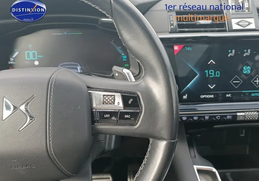 Gros plan sur le volant cuir et le tableau de bord numérique du DS7 Crossback E-tense 4x4 300 gris platinium.
