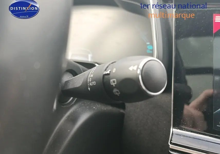 Gros plan sur la commande des essuie-glaces à gauche du volant dans l’habitacle du DS7 Crossback gris platinium.