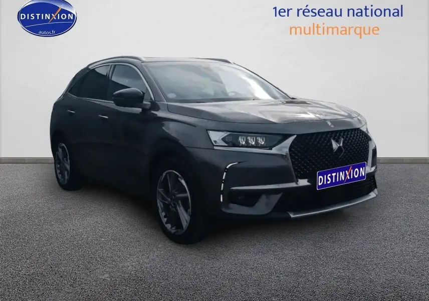 DS7 Crossback E-tense 4x4 2022 gris platinium en 3/4 avant, avec calandre distinctive et feux LED marqués.