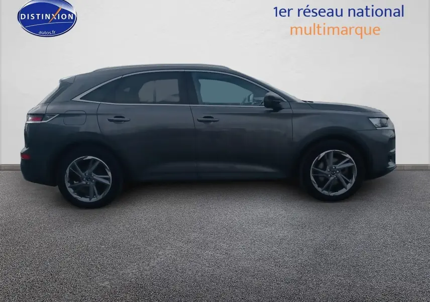 Vue de profil côté gauche du DS7 Crossback E-tense 4x4 300 gris platinium avec jantes 19 pouces Roma.
