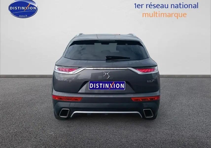 Vue arrière d'un DS7 Crossback E-tense 4x4 300 gris platinium avec feux LED et double sortie d'échappement.