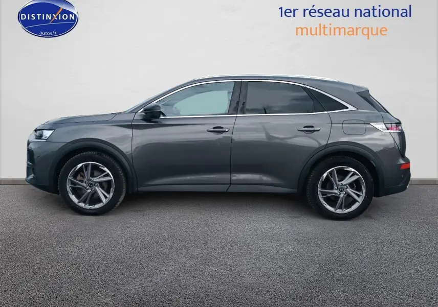 Vue profil côté gauche du DS7 Crossback E-tense 4x4 300 gris platinium avec jantes alliage 19 pouces.