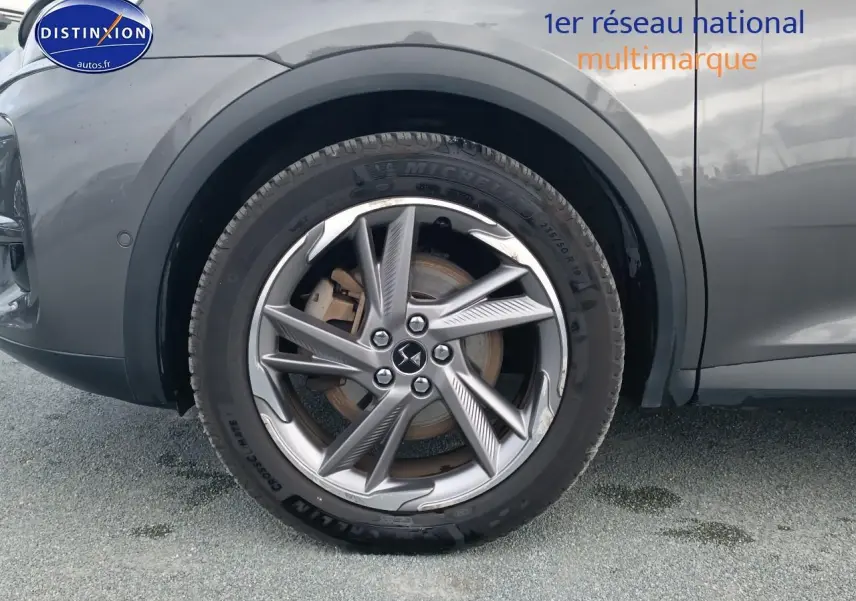 Gros plan sur la roue avant gauche gris platinium du DS7 Crossback E-tense 4x4 300 rivoli avec jante alliage 19 pouces.