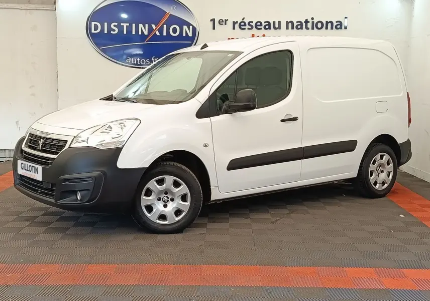 Vue 3/4 avant droit d'un Peugeot Partner blanc 2018 avec pare-chocs noirs et jantes acier en intérieur showroom.