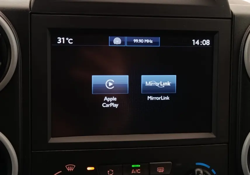 Écran tactile central du tableau de bord du Peugeot Partner 1.6 BlueHDi blanc, affichant Apple CarPlay et MirrorLink.