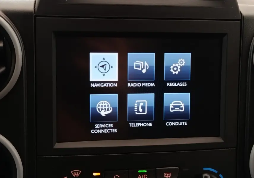 Écran central tactile du Peugeot Partner 2018 montrant les options de navigation, radio, réglages et téléphone.