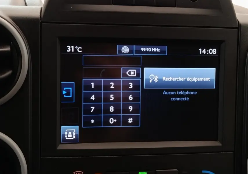 Écran tactile central du Peugeot Partner 1.6 BlueHDi 100, affichant le menu téléphone et la température extérieure.