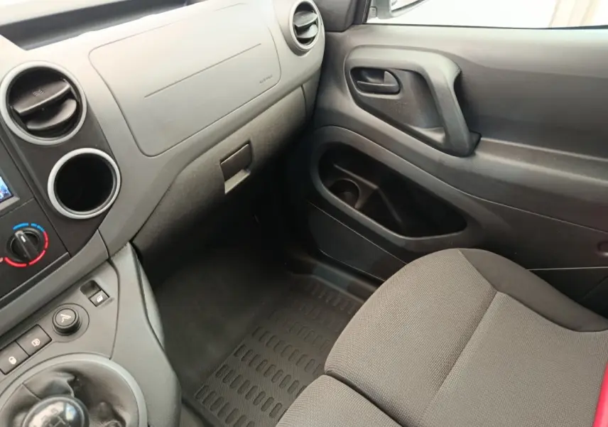 Intérieur du Peugeot Partner 1.6 BlueHDi 100 2018, vue côté passager avec tableau de bord et siège gris.