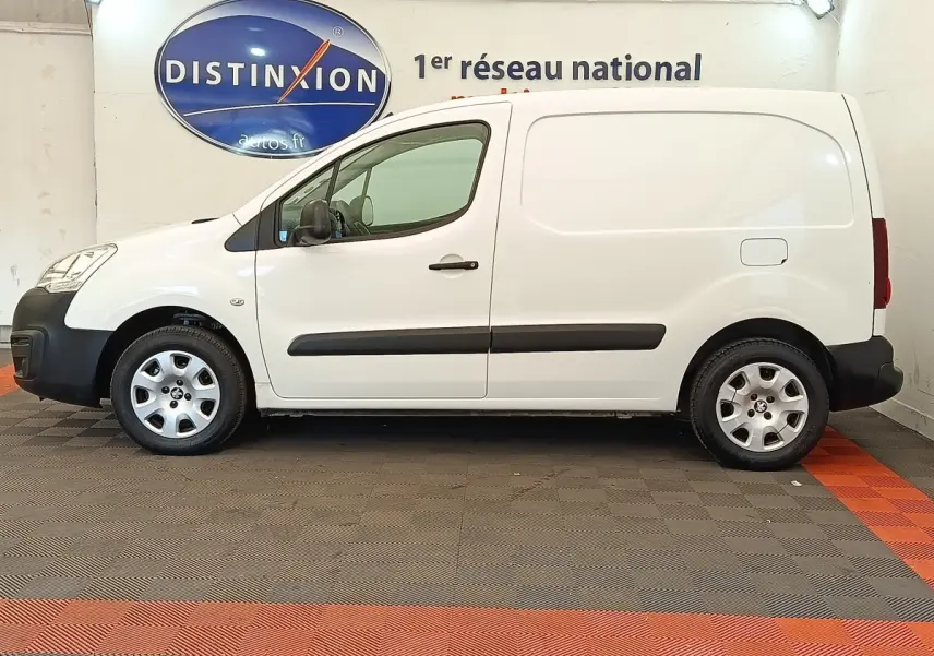 Vue de profil côté gauche d’un Peugeot Partner blanc 1.6 BlueHDi 100 Long Pro avec protections latérales noires.