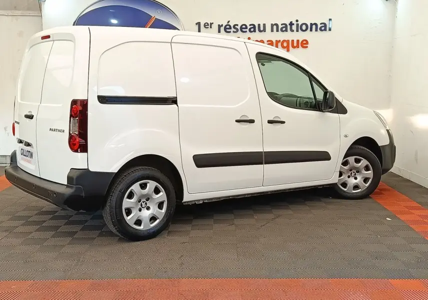 Peugeot Partner 1.6 BlueHDi 100 blanc en vue profil droit, fourgon utilitaire avec portes latérales pleines.